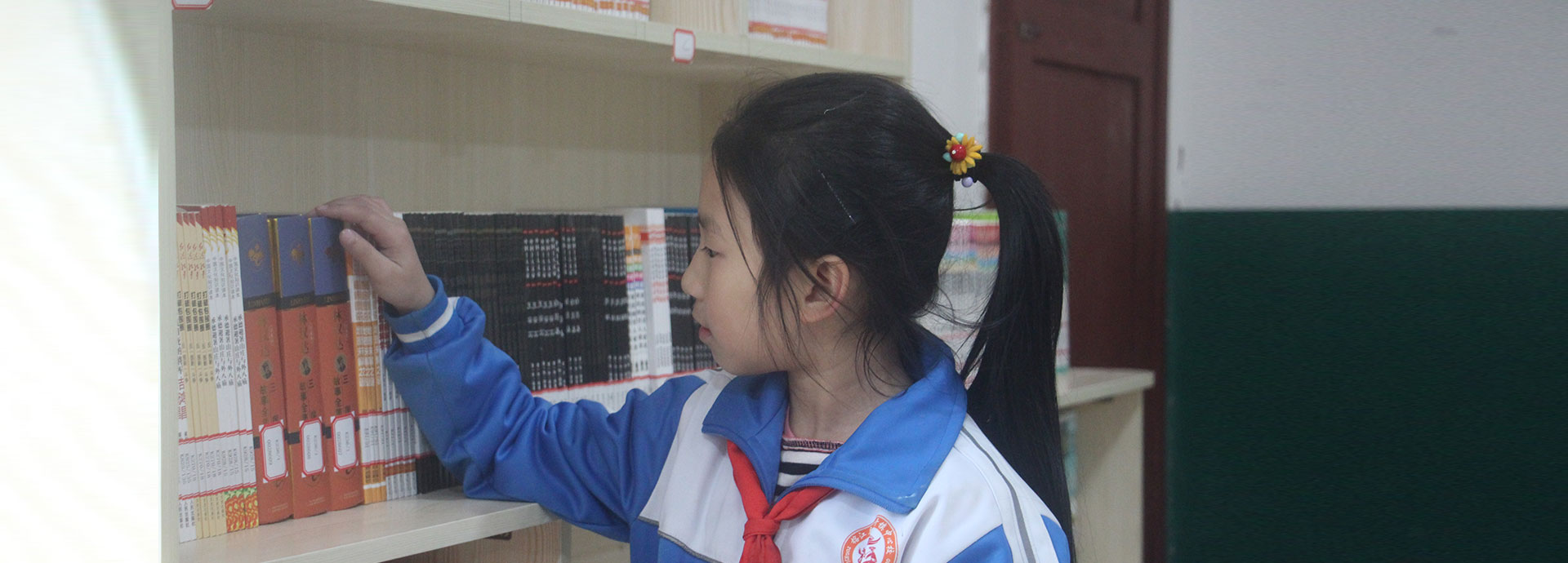 孩子在新图书馆挑选自己喜欢的书本