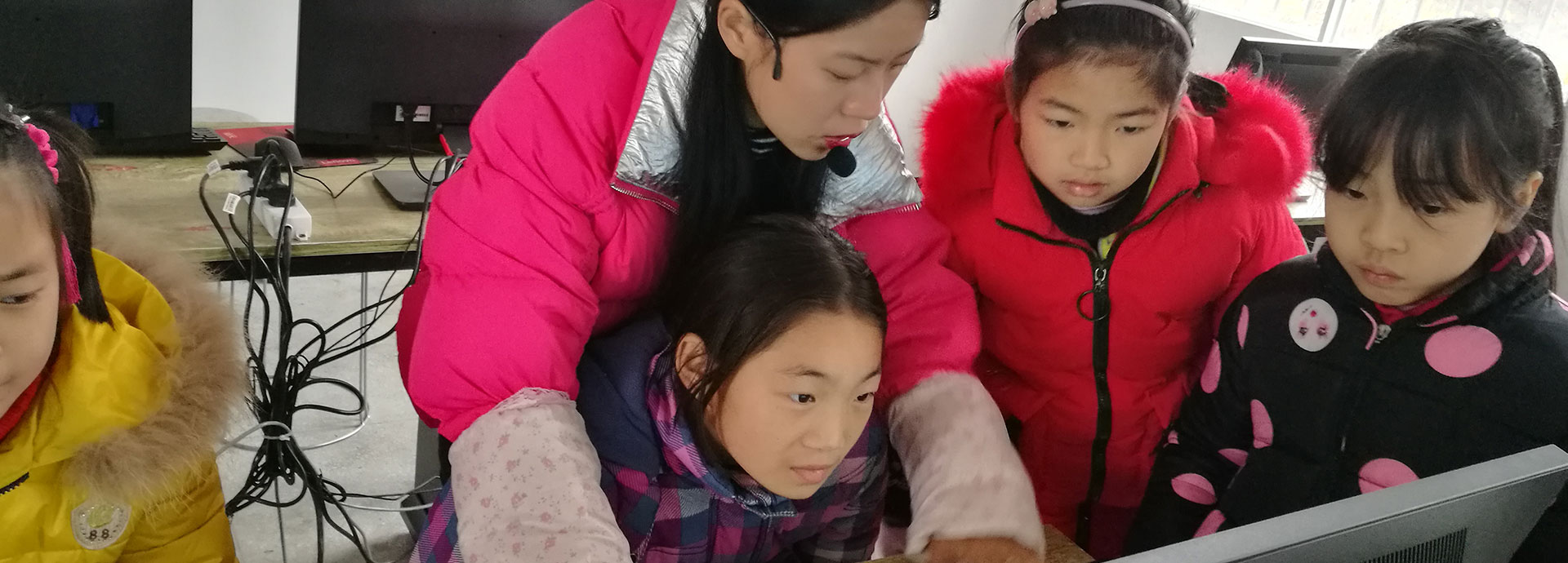 孩子们在新建的电教室里上电脑课